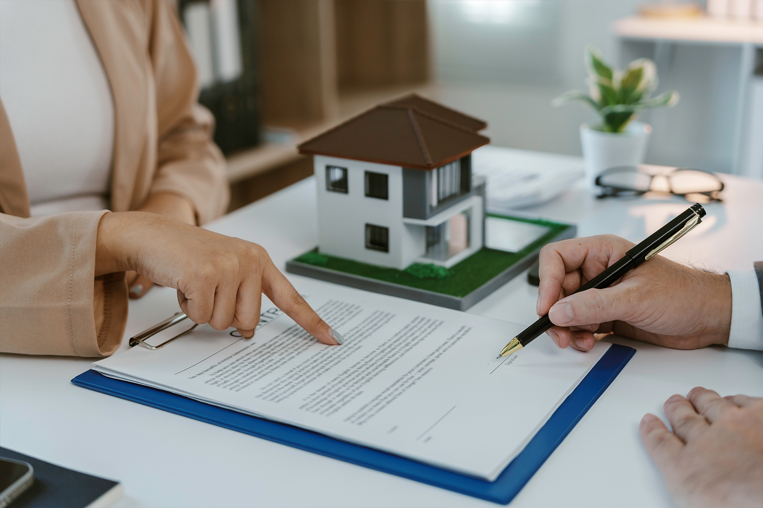 A complete landlord guide to Dubai's lease types, tenancy contracts, and legal requirements for rent and renewals.